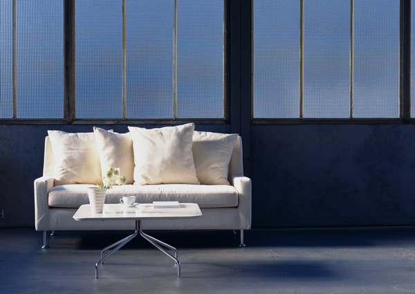 黑色背景下的木質(zhì)家具與裝飾窗景